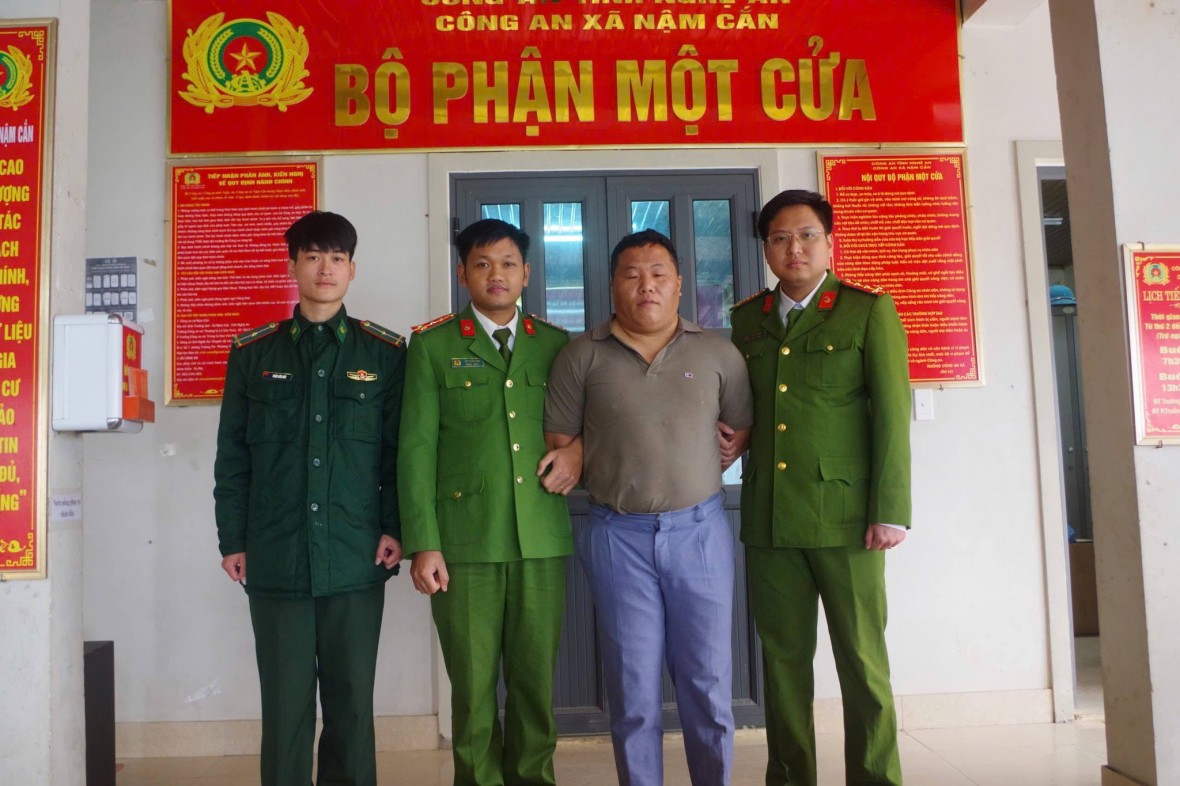 Lầu Bá Cải bị bắt giữ sau nhiều năm lẩn trốn - Ảnh Công an Nậm Cắn. Lầu Bá Cải bị bắt giữ sau nhiều năm lẩn trốn - Ảnh Công an Nậm Cắn.