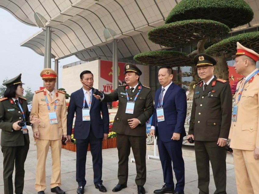 Đại tá Nguyễn Tiến Đạt - Phó Giám đốc CATP (giữa) và Thiếu tướng Phạm Thanh Hùng - Tư lệnh Bộ Tư lệnh Cảnh vệ - Bộ Công an kiểm tra, chỉ đạo phương án diễn tập.