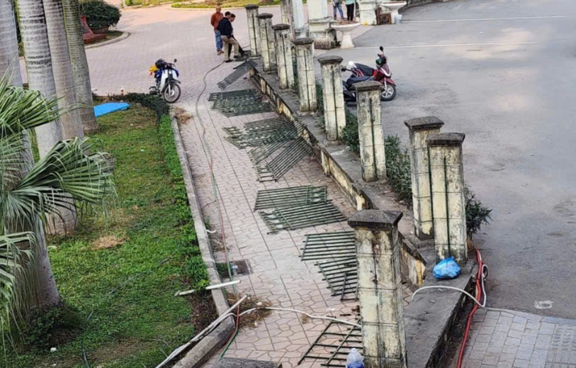 Tháo dỡ hàng rào công viên tại khu vực trung tâm Hà Nội