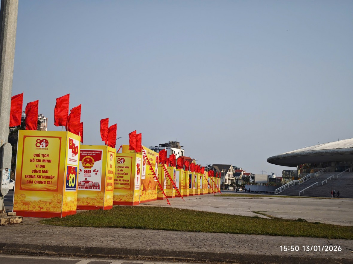 Quảng Ninh rực rỡ cờ hoa chào mừng Đại hội Đảng và mừng xuân mới Quảng Ninh rực rỡ cờ hoa chào mừng Đại hội Đảng và mừng xuân mới