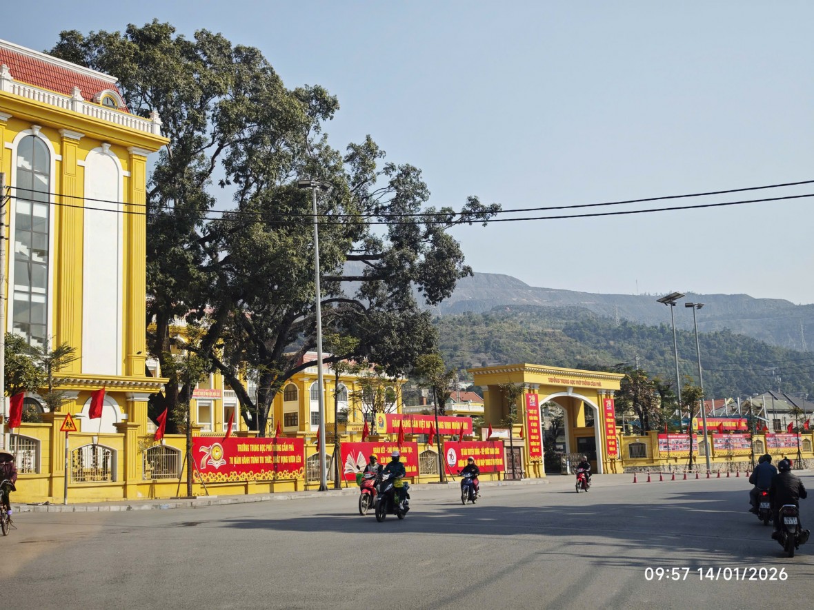 Quảng Ninh rực rỡ cờ hoa chào mừng Đại hội Đảng và mừng xuân mới Quảng Ninh rực rỡ cờ hoa chào mừng Đại hội Đảng và mừng xuân mới