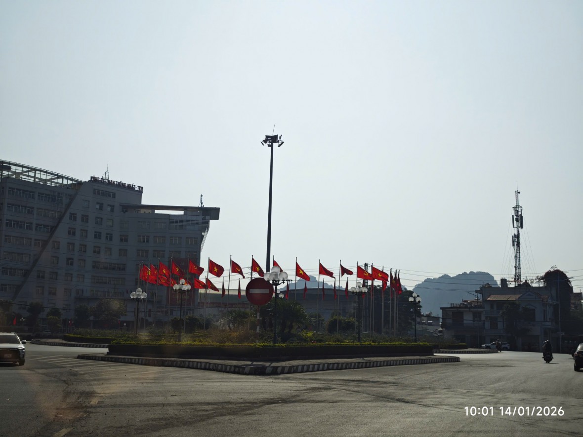 Quảng Ninh rực rỡ cờ hoa chào mừng Đại hội Đảng và mừng xuân mới Quảng Ninh rực rỡ cờ hoa chào mừng Đại hội Đảng và mừng xuân mới