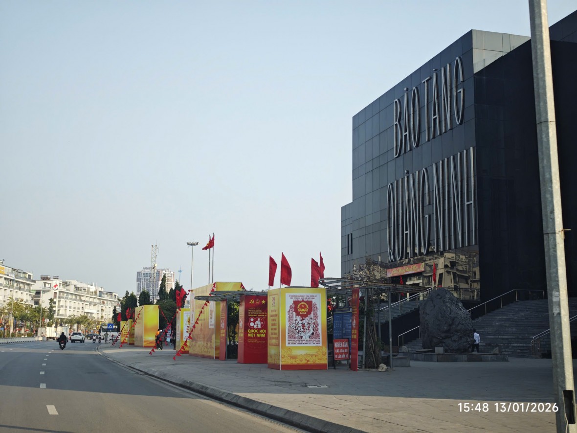 Quảng Ninh rực rỡ cờ hoa chào mừng Đại hội Đảng và mừng xuân mới Quảng Ninh rực rỡ cờ hoa chào mừng Đại hội Đảng và mừng xuân mới