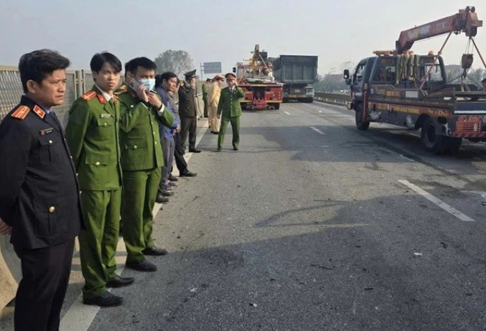 Lực lượng chức năng xác định có nhiều lỗi vi phạm của các phương tiện liên quan đến vụ tai nạn. Lực lượng chức năng xác định có nhiều lỗi vi phạm của các phương tiện liên quan đến vụ tai nạn.