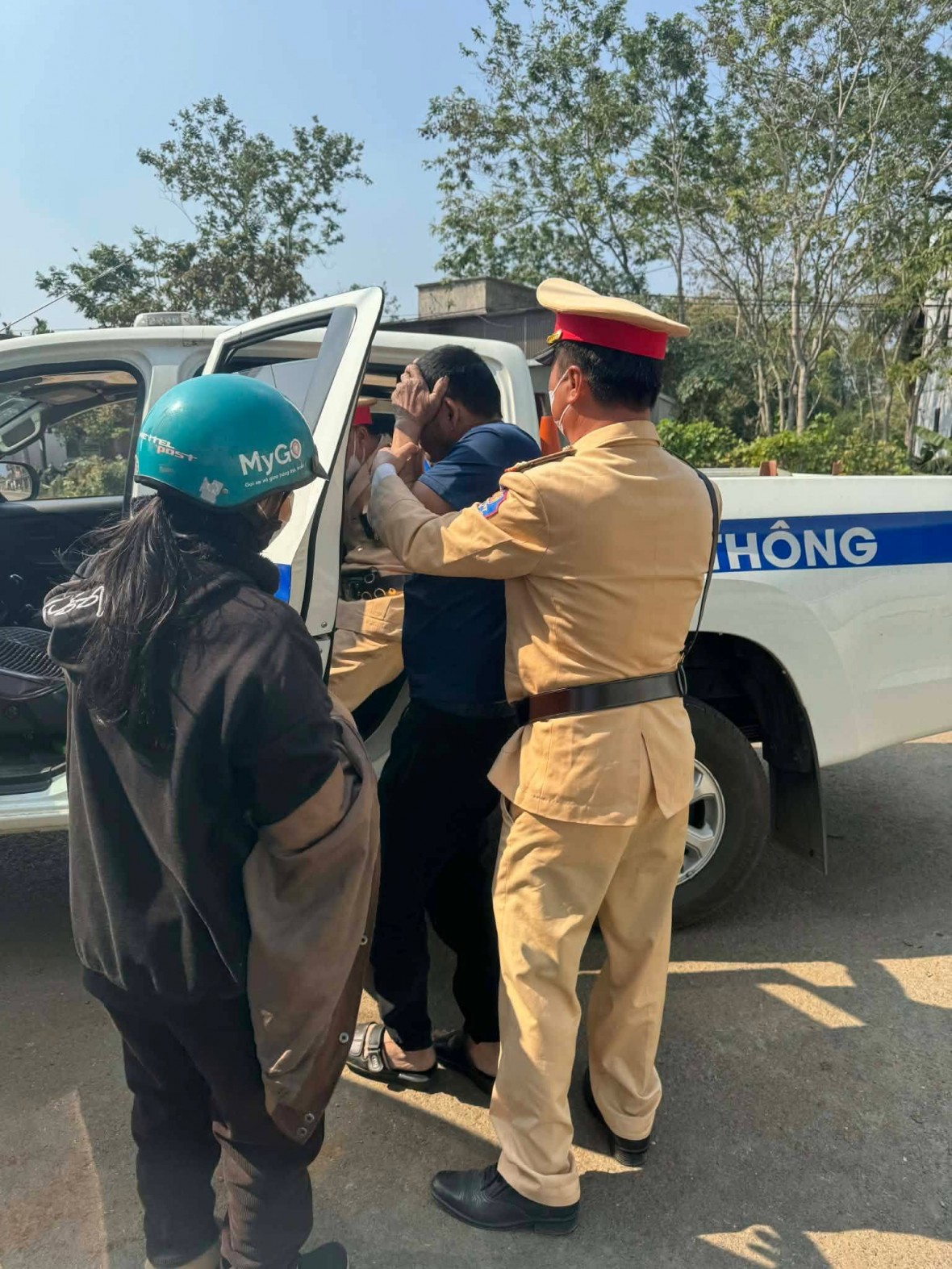 CSGT kịp thời hỗ trợ, đưa người dân đi cấp cứu kịp thời.