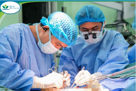 Trẻ được các bác sĩ phẫu thuật ngay sau khi nhập viện. (Ảnh: Bệnh viện Nhi Trung ương)