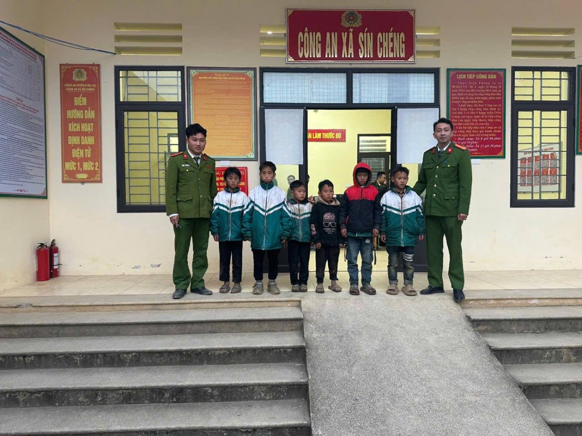 Công an xã Sín Chéng đưa các cháu về với gia đình an toàn.