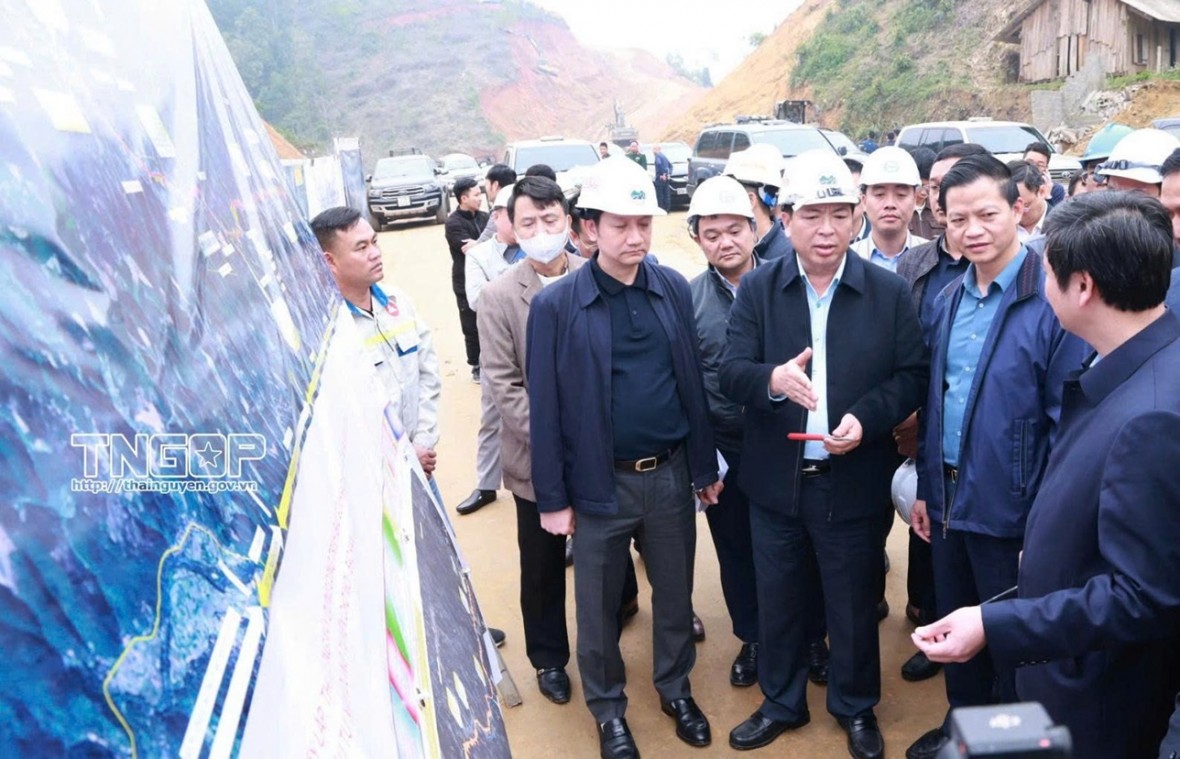 Bộ trưởng Bộ Xây dựng kiểm tra tiến độ các dự án giao thông tại Thái Nguyên