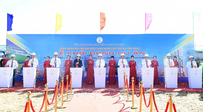 Phó Thủ tướng Bùi Thanh Sơn và các đại biểu thực hiện nghi thức khởi động Dự án thành phần 1: Di dân tái định cư, giải phóng mặt bằng Nhà máy điện hạt nhân Ninh Thuận 1