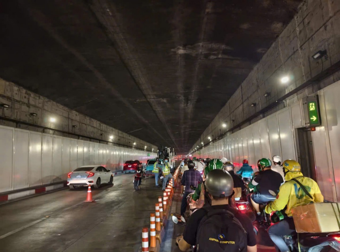 Tai nạn liên hoàn trong hầm vượt sông Sài Gòn giờ cao điểm, giao thông ùn ứ