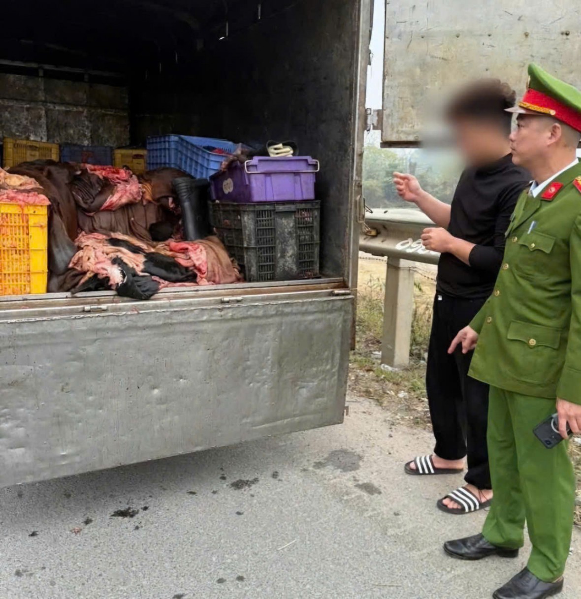 Phát hiện xe tải chở hơn 1,2 tấn mỡ, da trâu bò không giấy kiểm dịch trên Quốc lộ 2