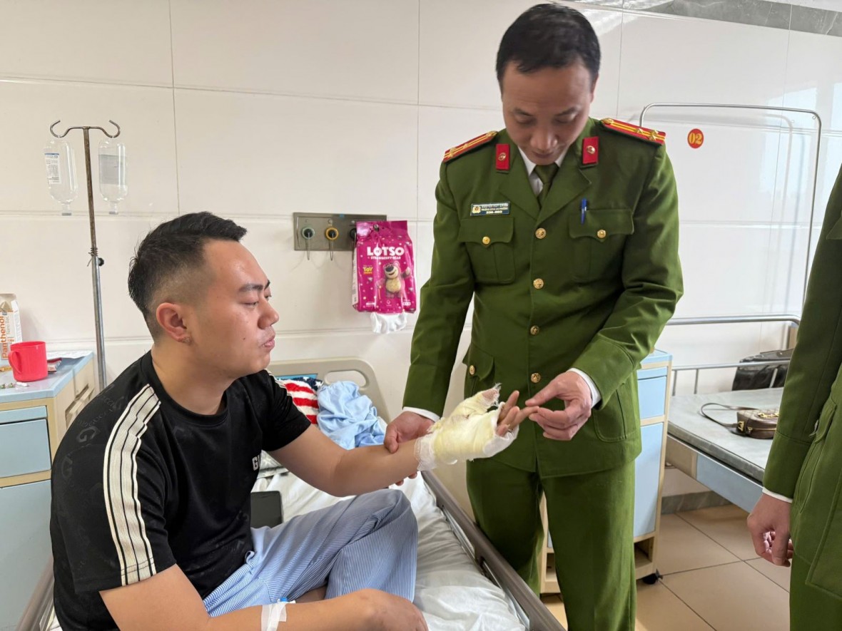 Bắt giữ đối tượng hất xăng vào người rồi bật lửa đốt khiến 1 chiến sỹ Công an bị thương