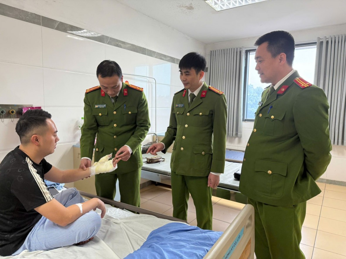 Bắt giữ đối tượng hất xăng vào người rồi bật lửa đốt khiến 1 chiến sỹ Công an bị thương