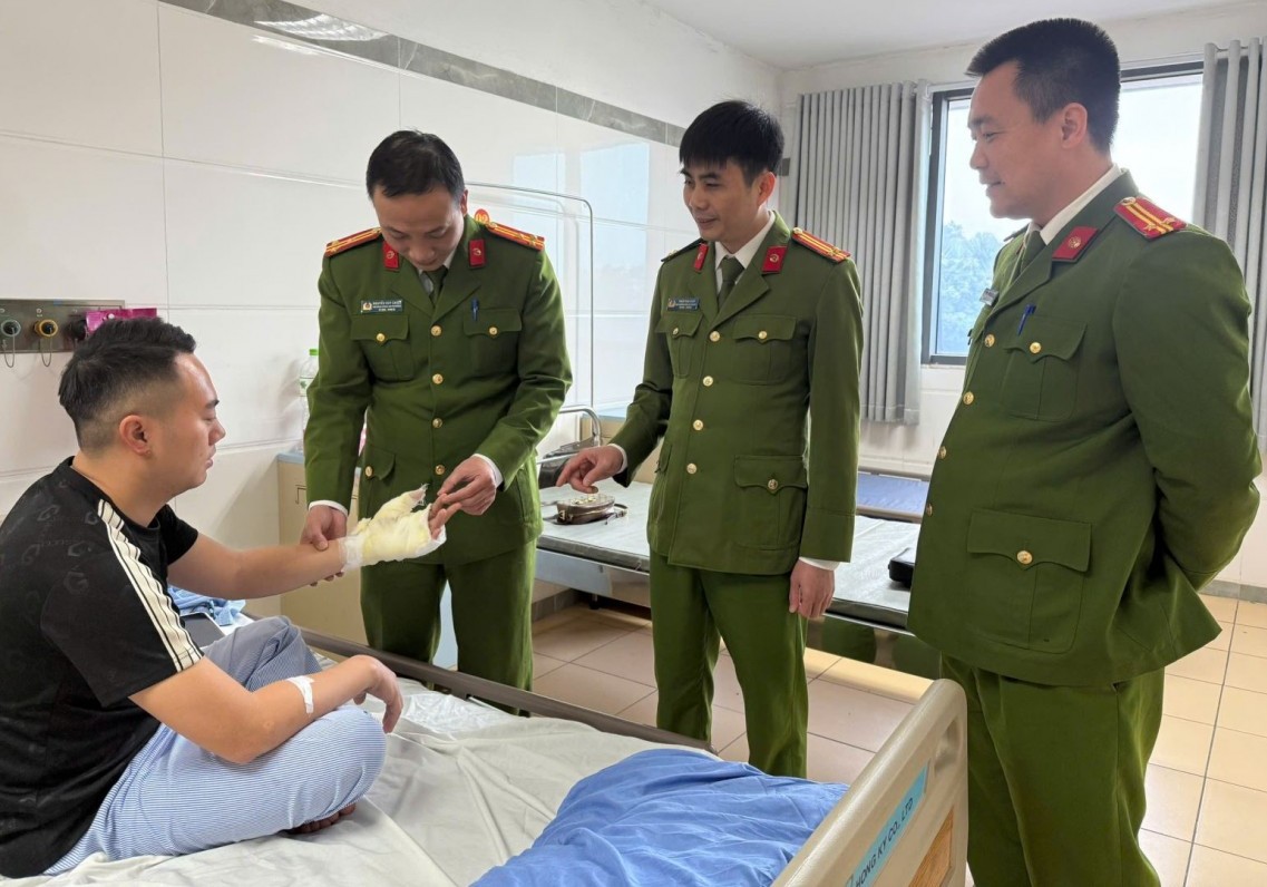 Bắt giữ đối tượng hất xăng vào người rồi bật lửa đốt khiến 1 chiến sỹ Công an bị thương