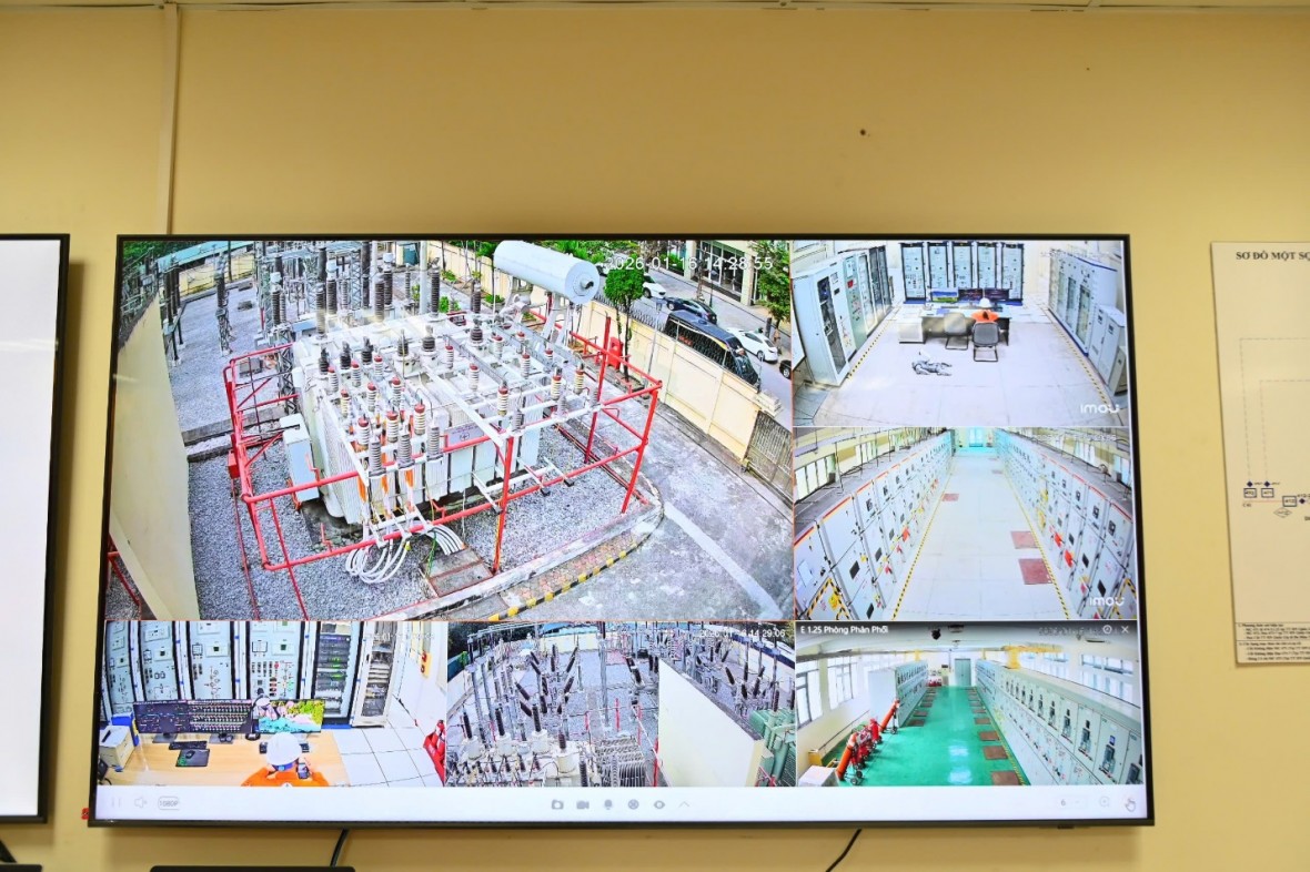 Màn hình trực các địa điểm cung ứng, đảm bảo điện tại trụ sở Điện lực Từ Liêm. Ảnh: Bộ Công thương