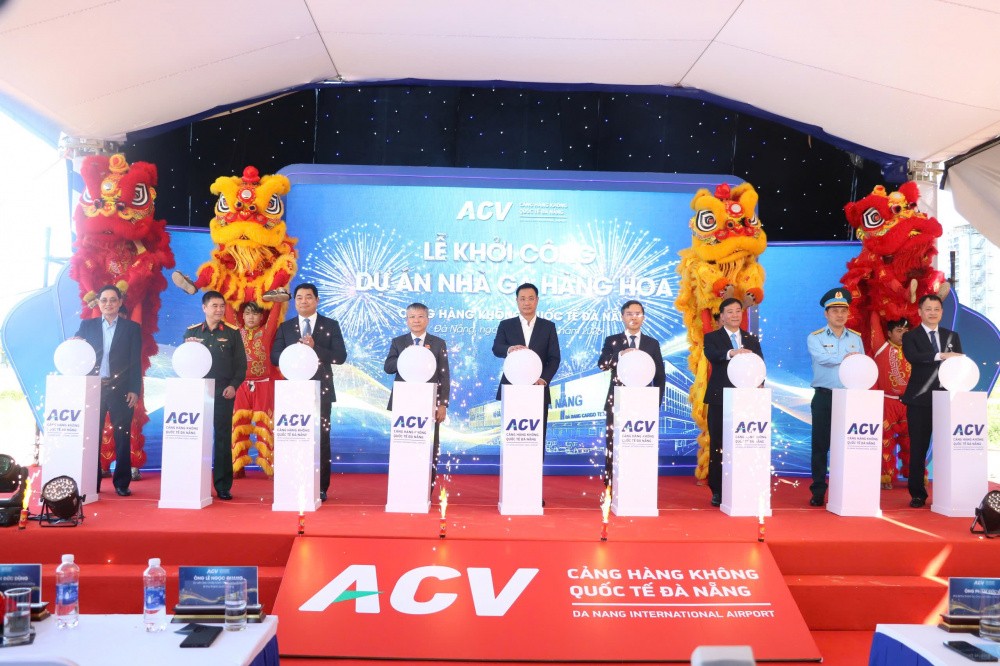 Lãnh đạo thành phố Đà Nẵng và nhà đầu tư bấm nút khởi công dự án Nhà ga hàng hoá.