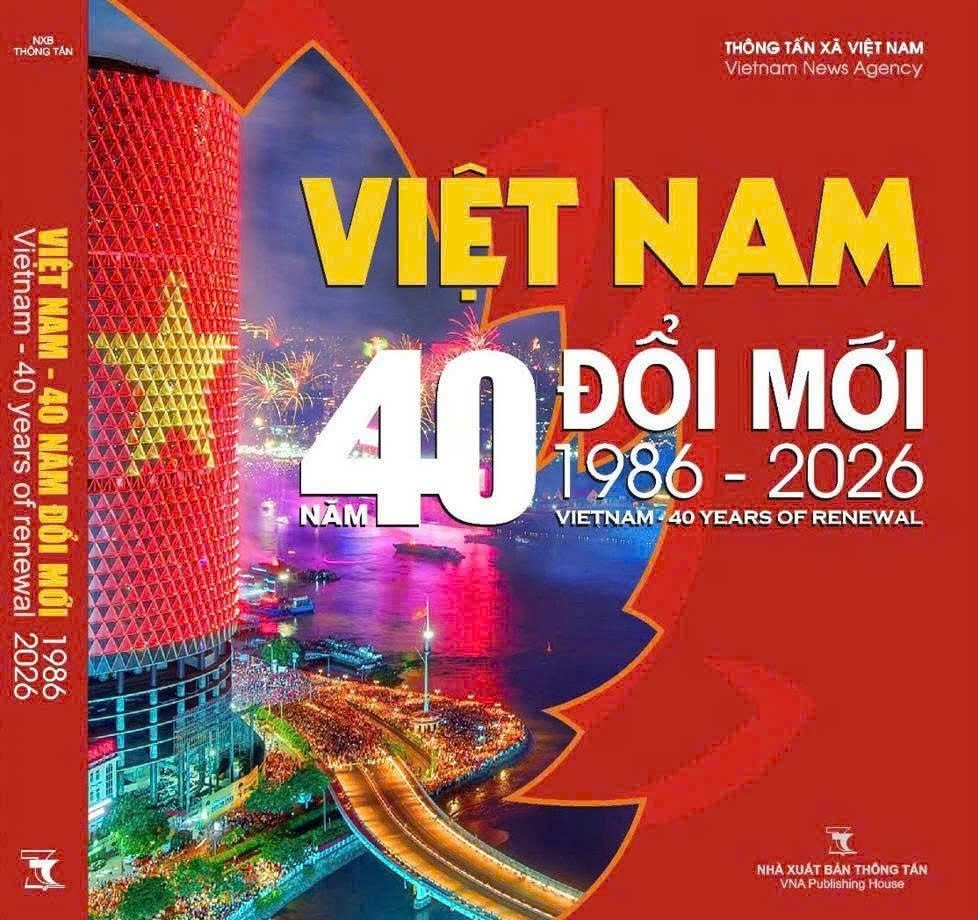 Cuốn sách ảnh "Việt Nam - 40 năm đổi mới (1986-2026) với hơn 500 bức ảnh và tư liệu.