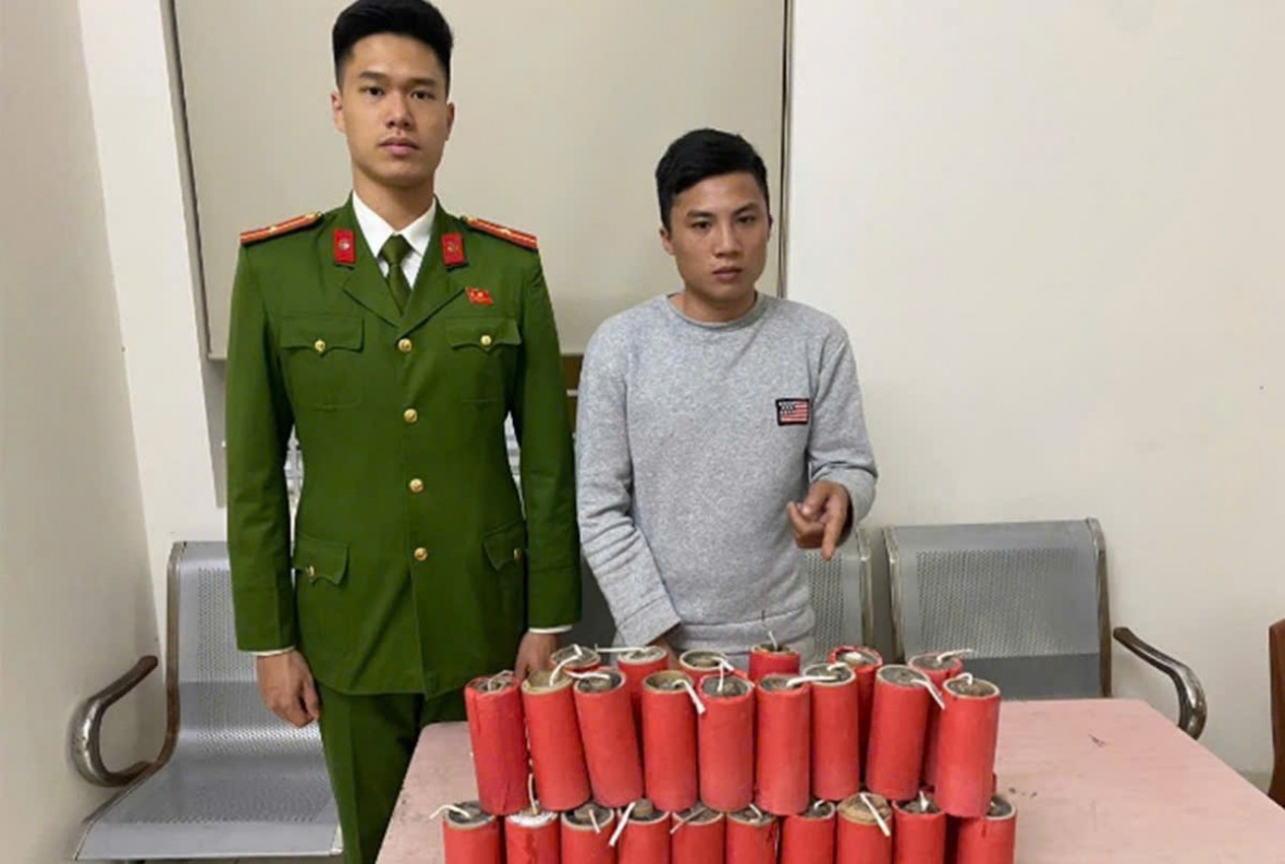 Phát hiện đối tượng buôn bán pháo nổ, tàng trữ heroin trước cổng bệnh viện ở Hà Nội