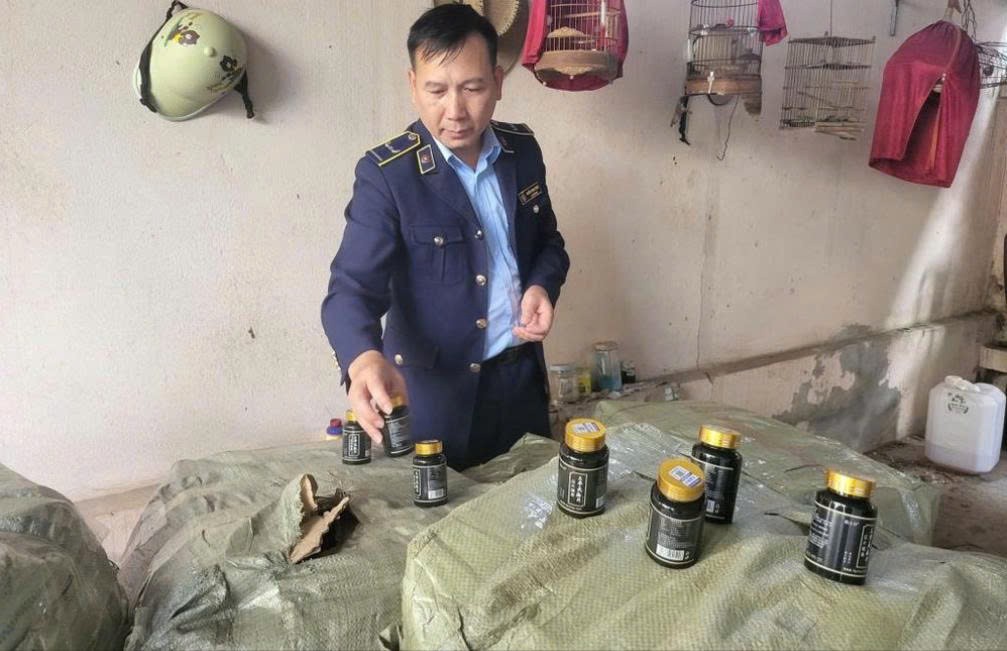 Đội Quản lý thị trường số 4 kiểm tra đột xuất một cơ sở kinh doanh tại khu 3, phường Móng Cái 1.