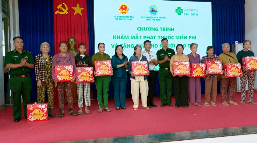 BĐBP Tây Ninh khám mắt, cấp thuốc miễn phí và tặng quà cho Nhân dân biên giới