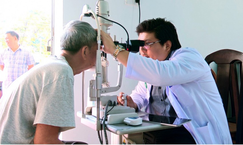 BĐBP Tây Ninh khám mắt, cấp thuốc miễn phí và tặng quà cho Nhân dân biên giới