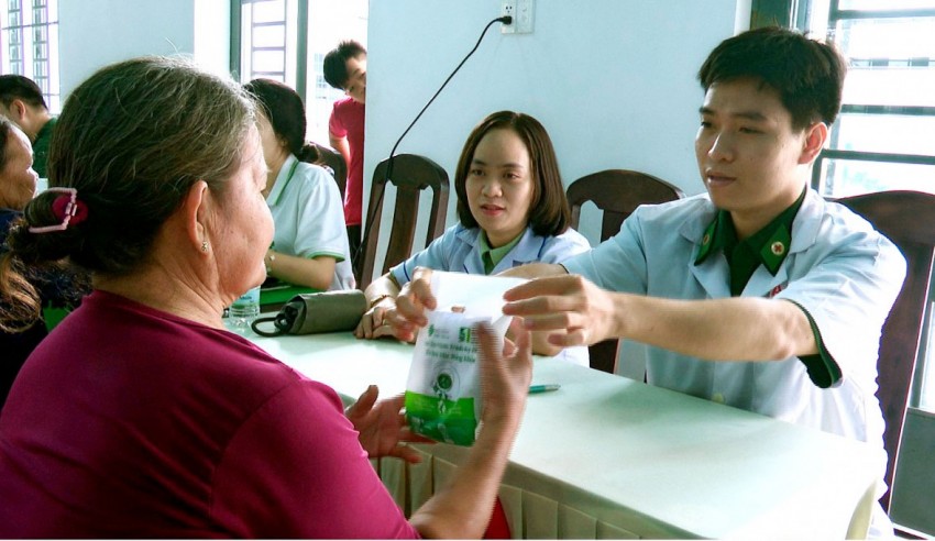 BĐBP Tây Ninh khám mắt, cấp thuốc miễn phí và tặng quà cho Nhân dân biên giới