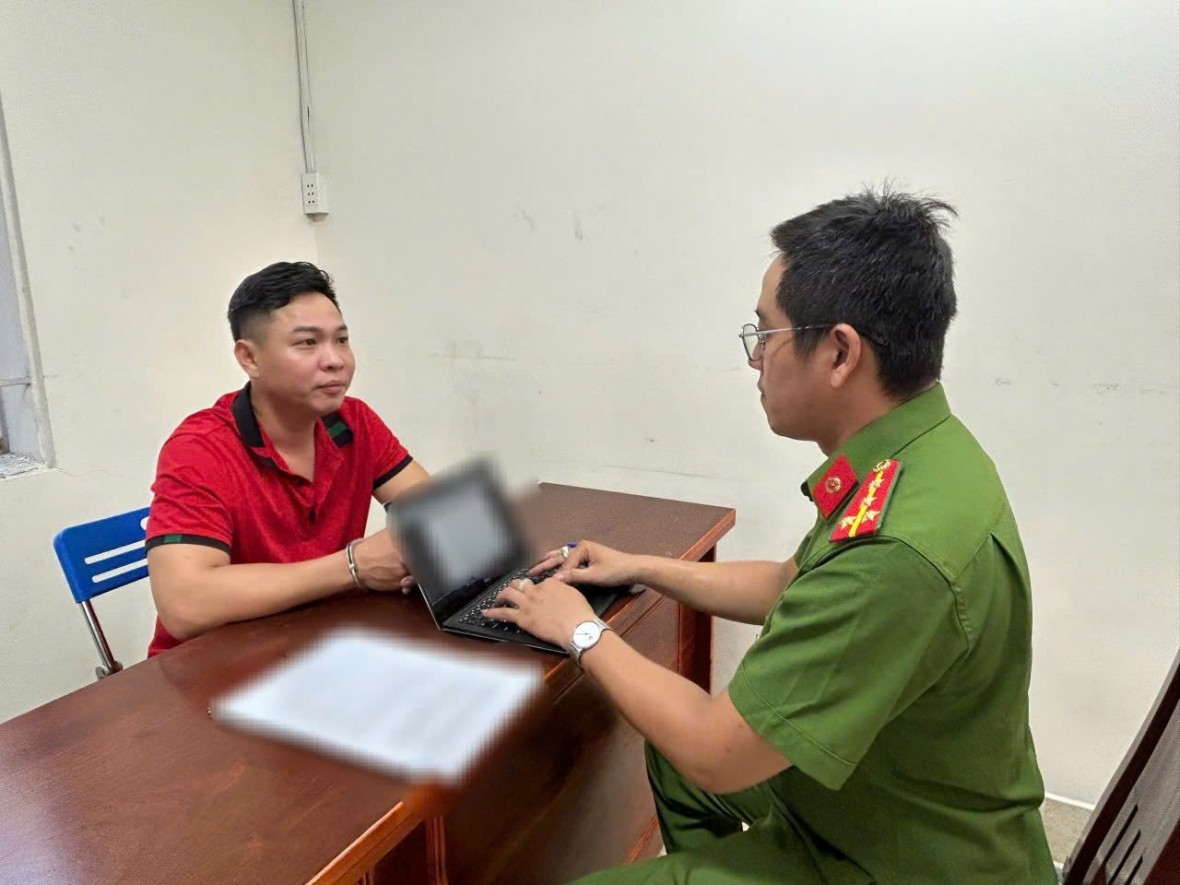 Cơ quan Cảnh sát điều tra Công an Thành phố Hồ Chí Minh lấy lời khai đối tượng Nguyễn Huỳnh Vũ. (Ảnh: Bộ Công an)