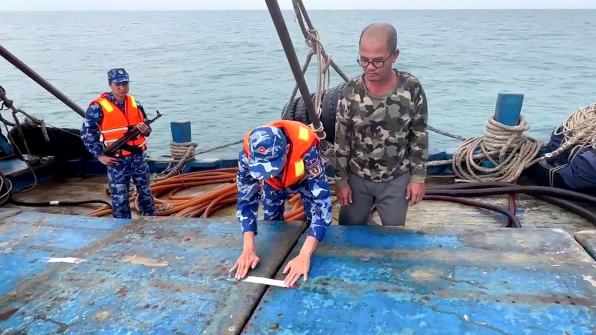 BTL Vùng Cảnh sát biển 4 bắt giữ tàu cá vận chuyển trái phép dầu D.O trên biển
