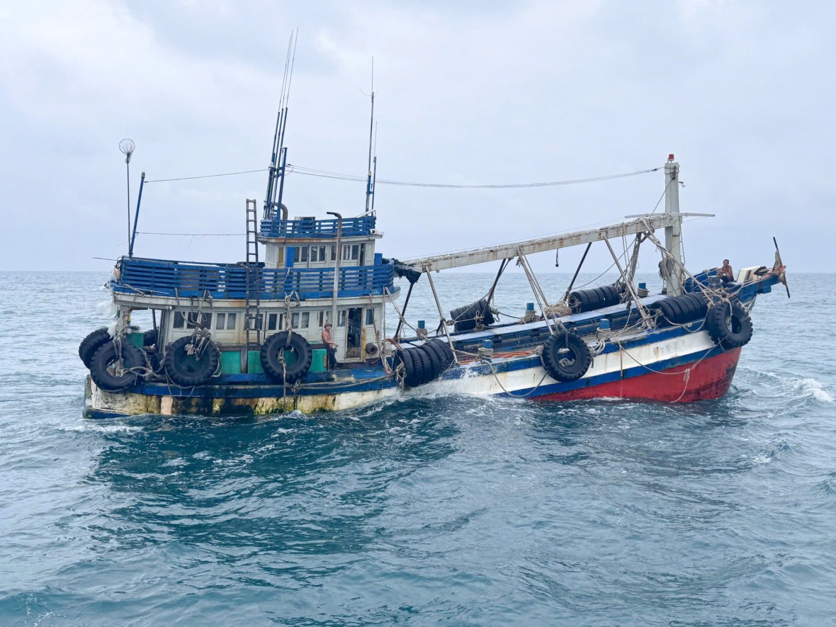 BTL Vùng Cảnh sát biển 4 bắt giữ tàu cá vận chuyển trái phép dầu D.O trên biển