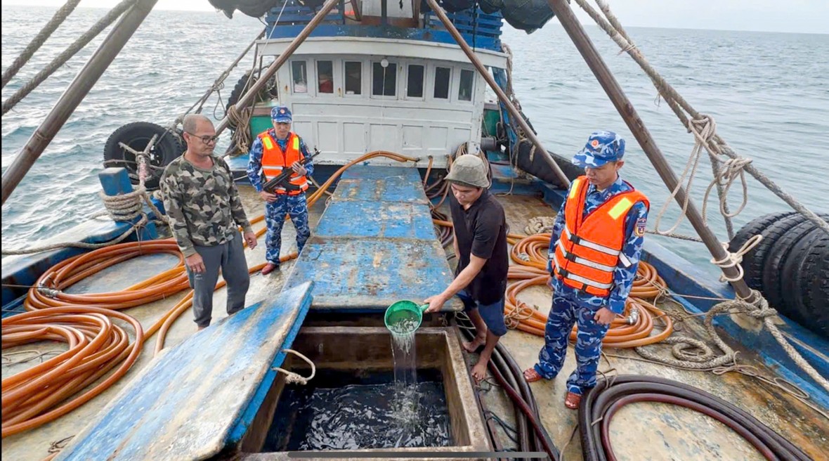 BTL Vùng Cảnh sát biển 4 bắt giữ tàu cá vận chuyển trái phép dầu D.O trên biển