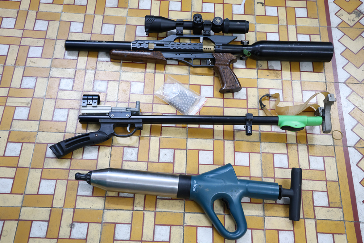 Kiểm tra hành chính, phát hiện tàng trữ trái phép ma tuý và vũ khí trong nhà Kiểm tra hành chính, phát hiện tàng trữ trái phép ma tuý và vũ khí trong nhà