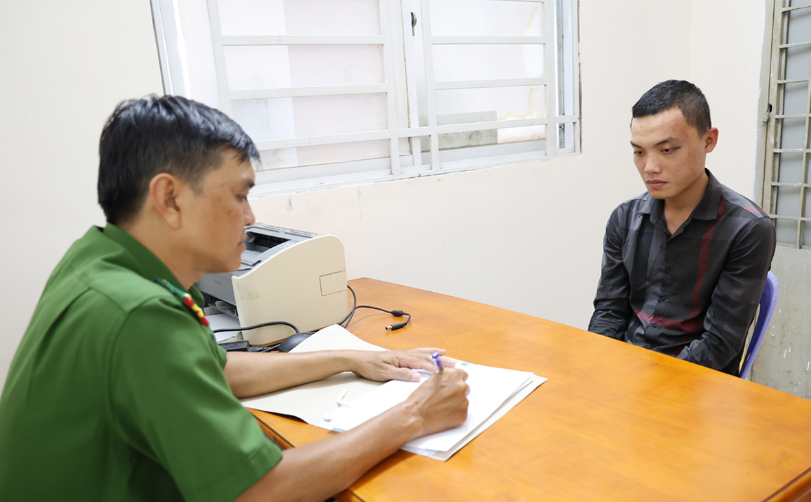 Kiểm tra hành chính, phát hiện tàng trữ trái phép ma tuý và vũ khí trong nhà Kiểm tra hành chính, phát hiện tàng trữ trái phép ma tuý và vũ khí trong nhà