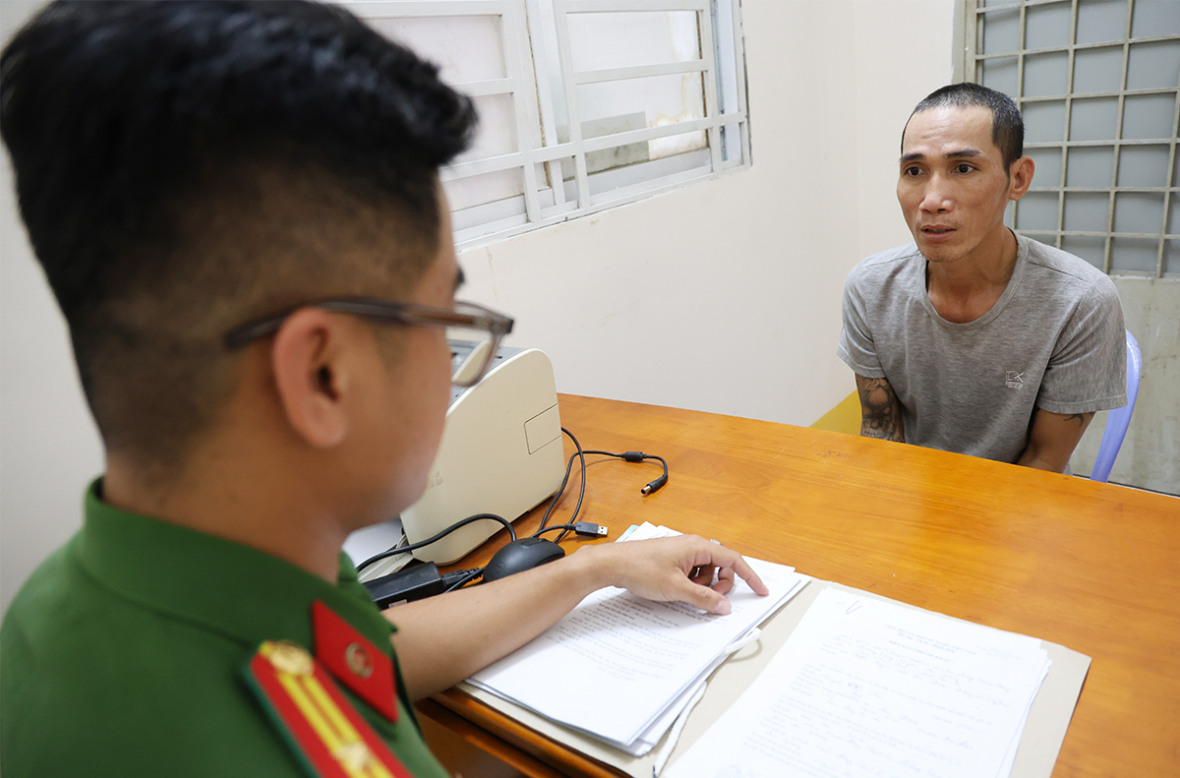 Kiểm tra hành chính, phát hiện tàng trữ trái phép ma tuý và vũ khí trong nhà Kiểm tra hành chính, phát hiện tàng trữ trái phép ma tuý và vũ khí trong nhà