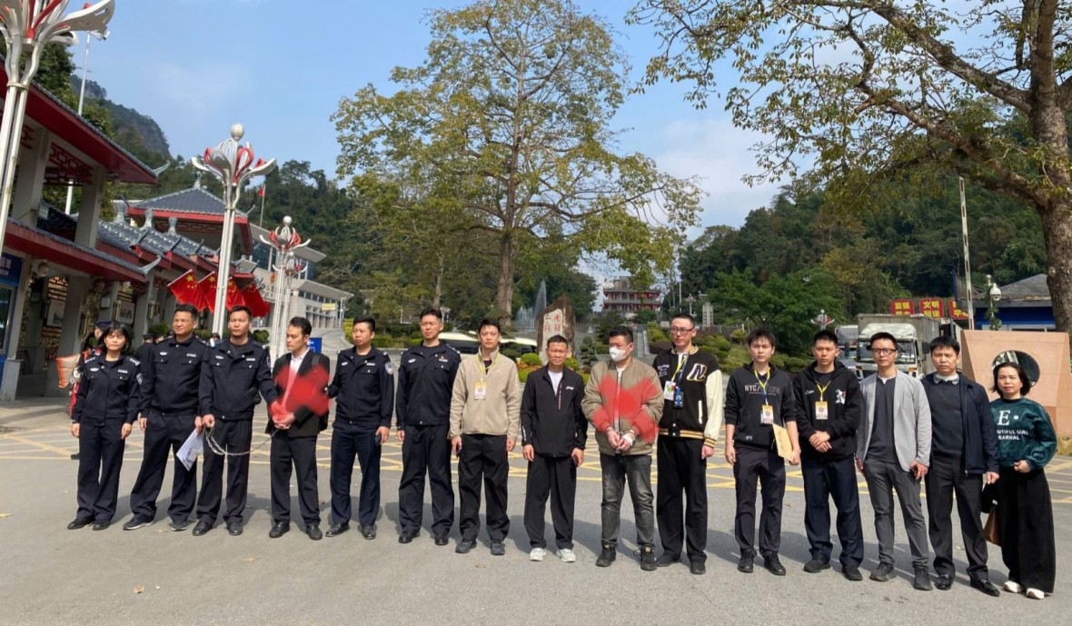 Bàn giao 2 đối tượng truy nã quốc tế cho phía Trung Quốc