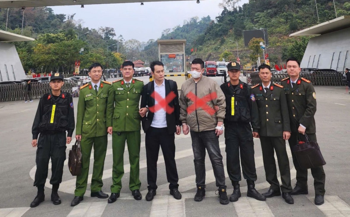 Bàn giao 2 đối tượng truy nã quốc tế cho phía Trung Quốc