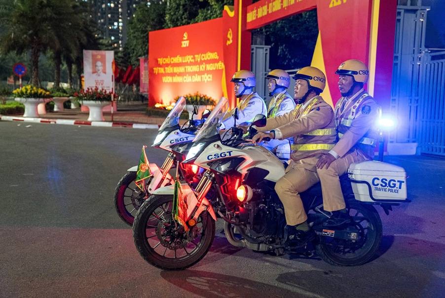 CSGT bảo đảm ANTT và TTATGT trên tuyến Đại lộ Thăng Long. Ảnh: CACC