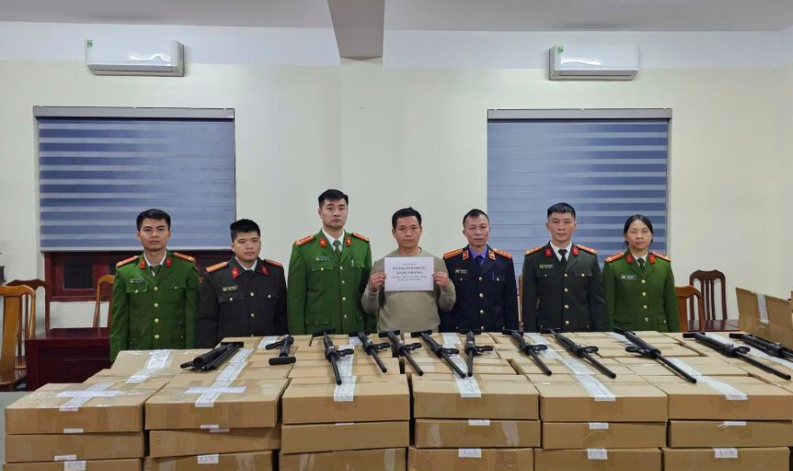 Kiểm tra kho hàng, phát hiện hàng trăm súng quân dụng được nguỵ trang hết sức tinh vi