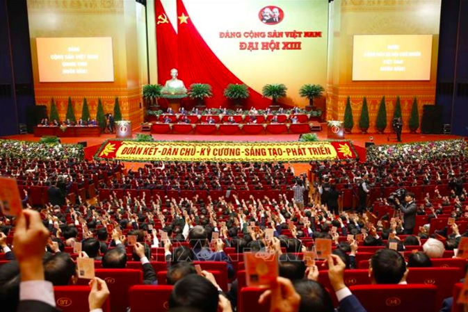 Các đại biểu biểu quyết, thông qua Nghị quyết Đại hội XIII Đảng Cộng sản Việt Nam. (Ảnh: TTXVN) Các đại biểu biểu quyết, thông qua Nghị quyết Đại hội XIII Đảng Cộng sản Việt Nam. (Ảnh: TTXVN)