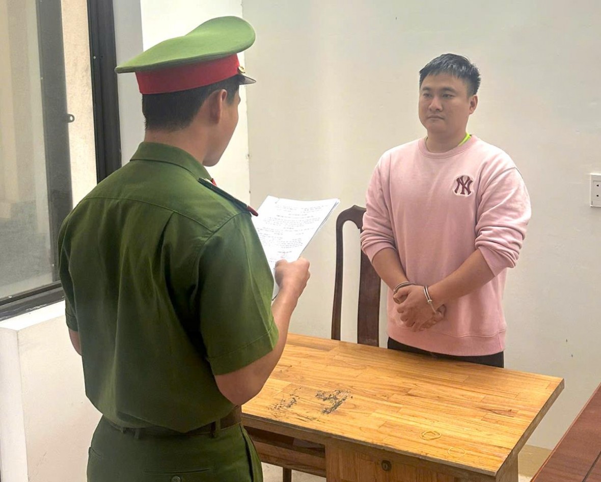 Tống đạt quyết định tạm giữ hình sự đối với Lê Long Việt - Ảnh Công an Đà Nẵng. Tống đạt quyết định tạm giữ hình sự đối với Lê Long Việt - Ảnh Công an Đà Nẵng.