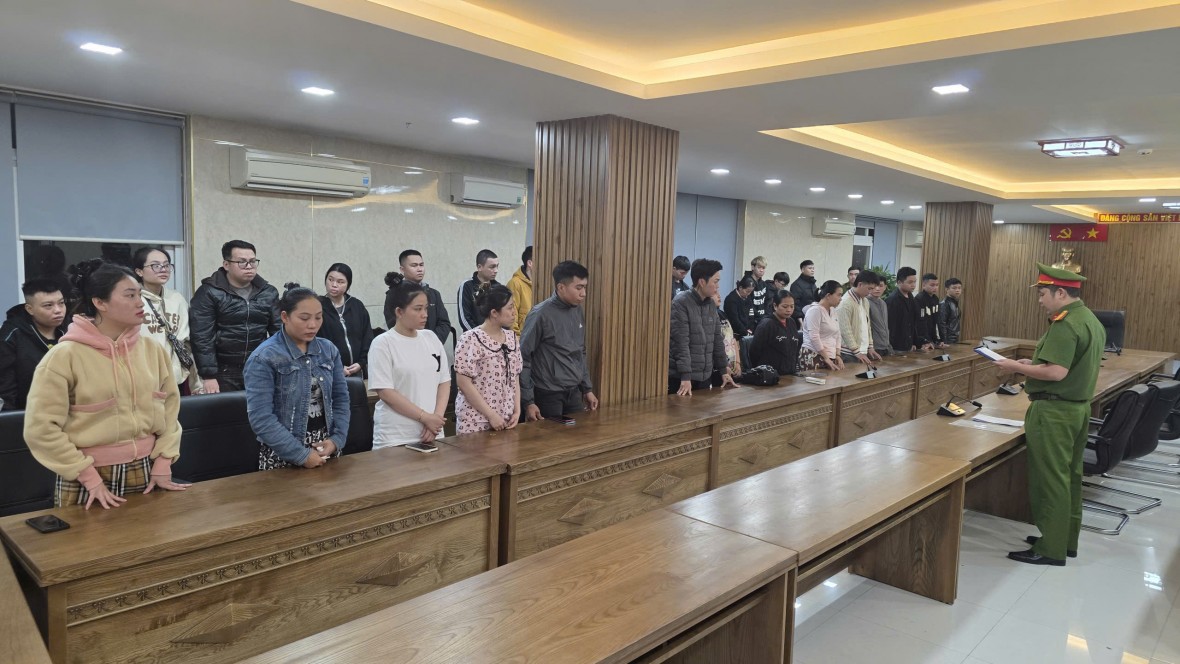 Bắt giữ 35 đối tượng trong đường dây mua bán trái phép thông tin tài khoản ngân hàng - Ảnh Công an Đà Nẵng.