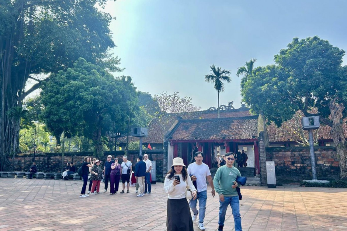 Du khách quốc tế rất thích tìm hiểu và trải nghiệm những danh thắng, di sản Việt. (Ảnh trong bài: T.D)