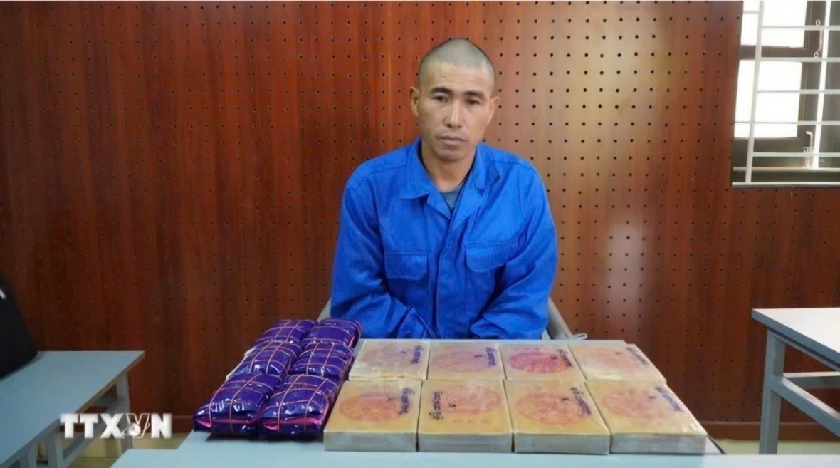Bắt quả tang đối tượng vận chuyển hơn 2 kg heroin và 12.000 viên hồng phiến ở Điện Biên