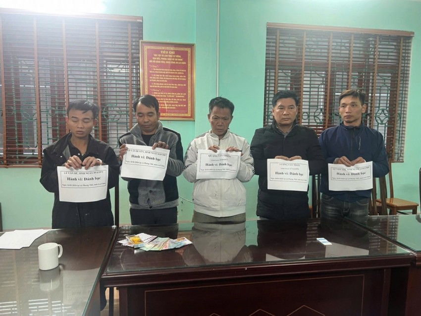 Bắt quả tang nhóm đối tượng đánh bạc xuyên đêm vì... “kèo ăn sáng” Bắt quả tang nhóm đối tượng đánh bạc xuyên đêm vì... “kèo ăn sáng”