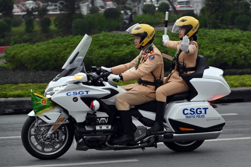 Cảnh sát giao thông Hà Nội trên phương tiện chuyên dụng thực hiện công tác dẫn đoàn. Cảnh sát giao thông Hà Nội trên phương tiện chuyên dụng thực hiện công tác dẫn đoàn.