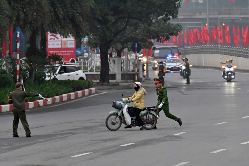 Đáng nói, vẫn còn 1 số trường hợp chưa tuân thủ sự điều tiết, phân luồng của lực lượng Công an. CATP khuyến cáo công dân phải tuân thủ tuyệt đối hiệu lệnh phân luồng của lực lượng chức năng. Những hành vi vi phạm sẽ bị xử lý nghiêm. Đáng nói, vẫn còn 1 số trường hợp chưa tuân thủ sự điều tiết, phân luồng của lực lượng Công an. CATP khuyến cáo công dân phải tuân thủ tuyệt đối hiệu lệnh phân luồng của lực lượng chức năng. Những hành vi vi phạm sẽ bị xử lý nghiêm.