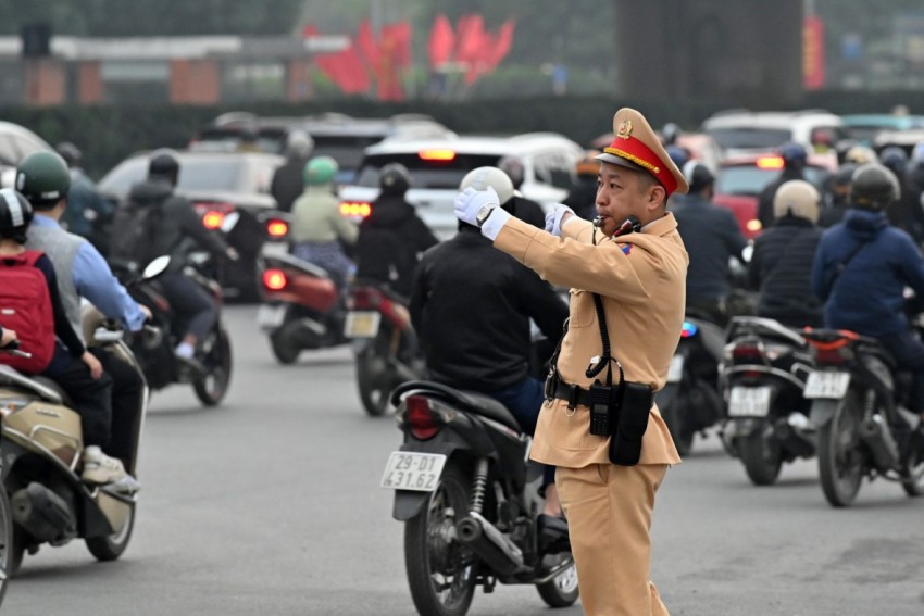 Sau khi đoàn xe đưa các đại biểu vào Trung tâm hội nghị Quốc gia, các lực lượng Công an Thủ đô đã tập trung phân luồng, giảm thiểu ùn tắc giao thông. Sau khi đoàn xe đưa các đại biểu vào Trung tâm hội nghị Quốc gia, các lực lượng Công an Thủ đô đã tập trung phân luồng, giảm thiểu ùn tắc giao thông.