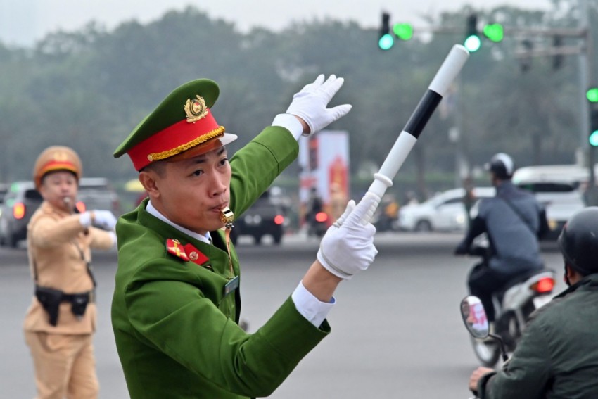 Tại các trục đường lớn, các lượng lượng phối hợp hiệu quả, không để ùn tắc kéo dài ảnh hưởng đến đời sống nhân dân. Tại các trục đường lớn, các lượng lượng phối hợp hiệu quả, không để ùn tắc kéo dài ảnh hưởng đến đời sống nhân dân.