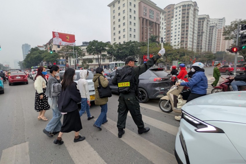 Lực lượng Công an Thủ đô cũng hỗ trợ người dân ở các điểm giao thông trọng điểm. Lực lượng Công an Thủ đô cũng hỗ trợ người dân ở các điểm giao thông trọng điểm.