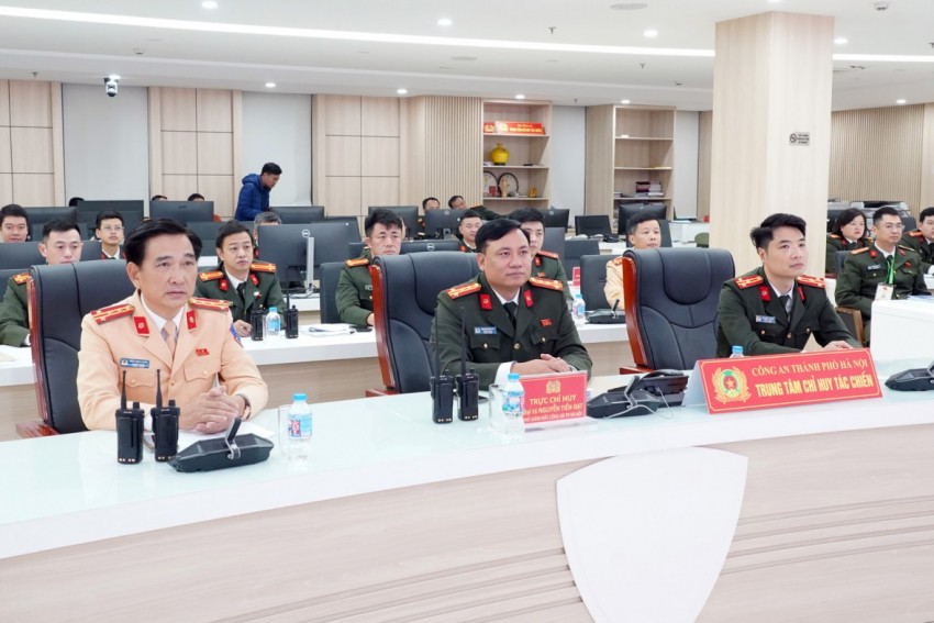 Đại tá Nguyễn Tiến Đạt, Phó Giám đốc CATP Hà Nội trực tiếp chỉ đạo công tác đảm bảo an ninh trật tự phục vụ Đại hội Đảng tại Trung tâm chỉ huy CATP. Đại tá Nguyễn Tiến Đạt, Phó Giám đốc CATP Hà Nội trực tiếp chỉ đạo công tác đảm bảo an ninh trật tự phục vụ Đại hội Đảng tại Trung tâm chỉ huy CATP.