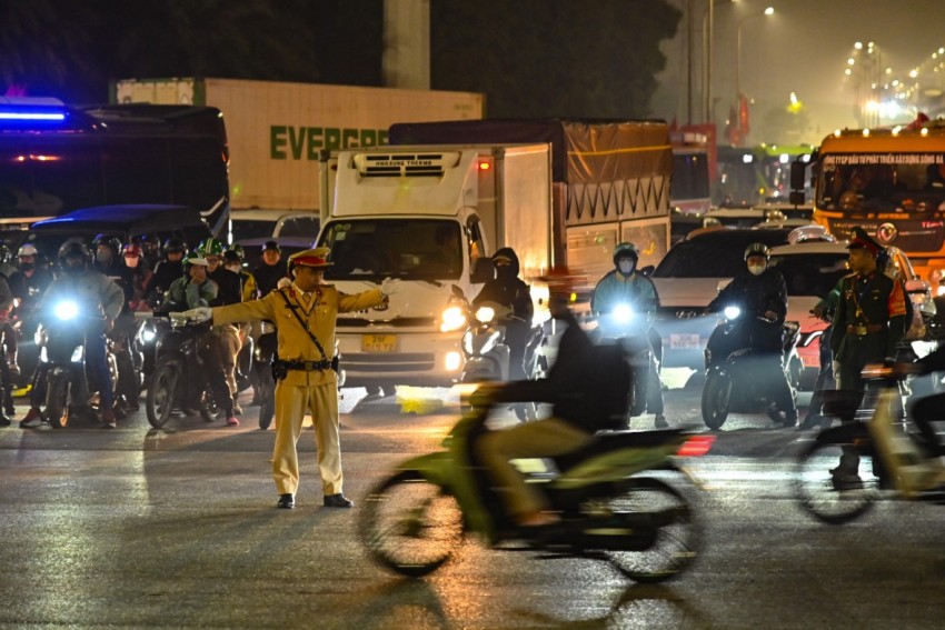 Công tác phân luồng giao thông được thực hiện từ rất sớm, lực lượng Cảnh sát giao thông đã chủ động phân luồng đảm bảo giao thông cho các tuyến đường mà đoàn xe ưu tiên đi qua. Công tác phân luồng giao thông được thực hiện từ rất sớm, lực lượng Cảnh sát giao thông đã chủ động phân luồng đảm bảo giao thông cho các tuyến đường mà đoàn xe ưu tiên đi qua.